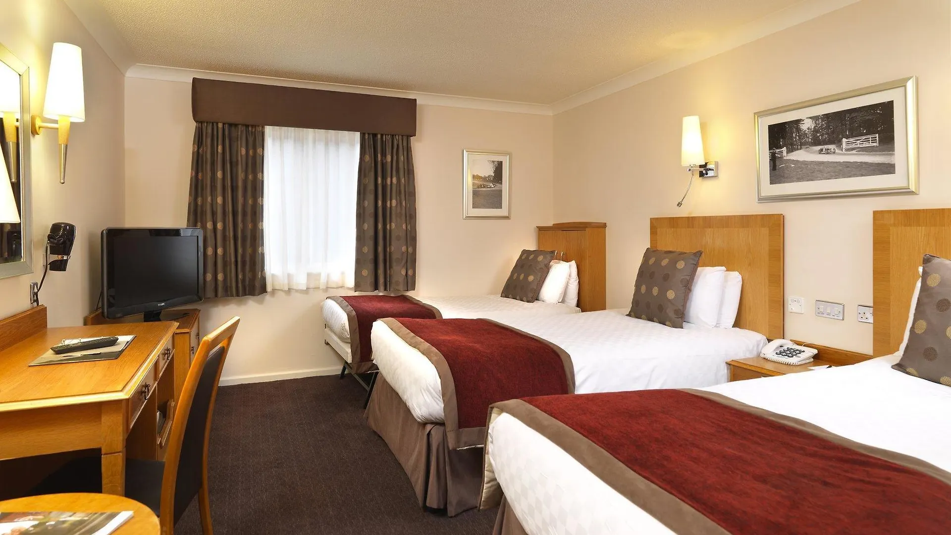 **** Hotel Jurys Inn East Midlands Airport  Castle Donington Großbritannien