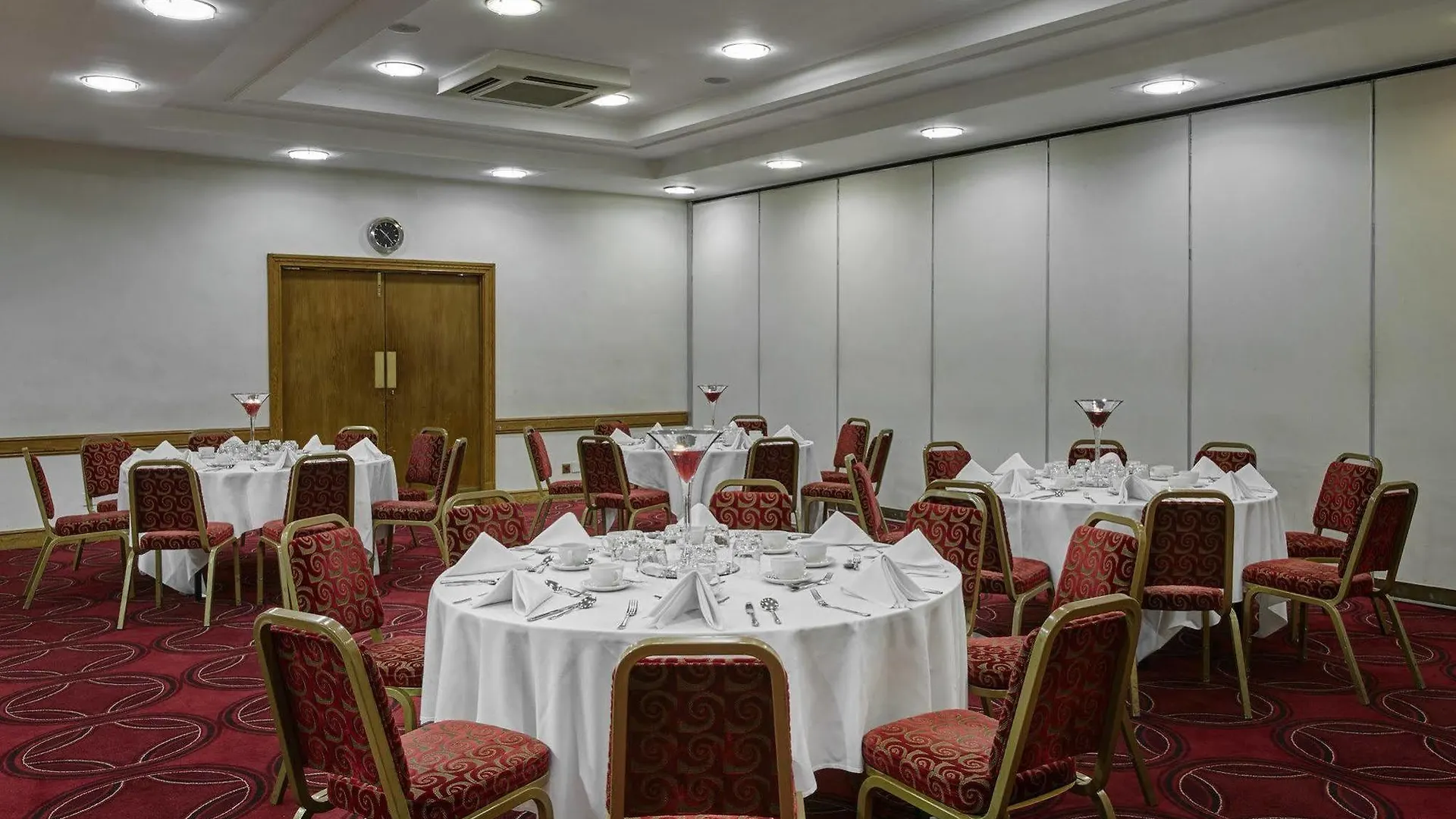 Jurys Inn East Midlands Airport  Castle Donington 4*,